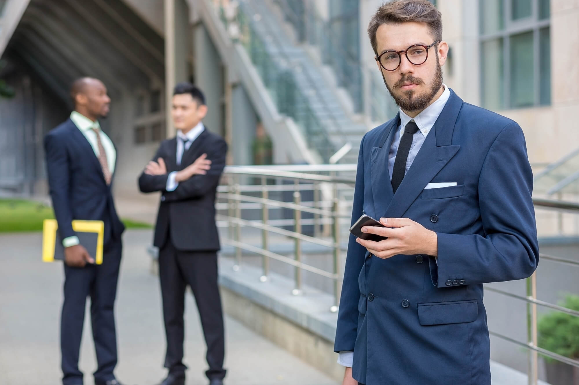 Mujer usando un panel de seguridad